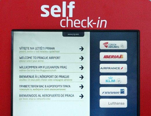 Na hlavní stránce obrazovky self check-in kiosku si vyberete, s jakou leteckou společností letíte. | Foto: Jan Langer