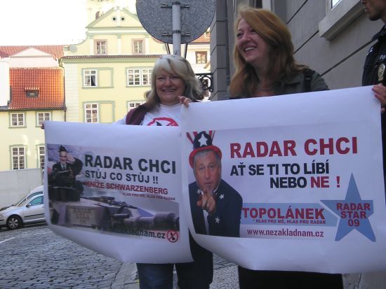 Some of the protesters (these ones from No to Radar Base Movement - Ne základnám) carried banners that ridiculed Czech top leaders. In this case head of Civic Democrats (ODS) Mirek Topolánek and head of their major rival Social Democrats Jiří Paroubek. | Foto: Michal Pavec