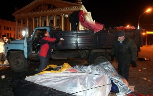 Stany, které zbyly po demonstrantech, odvezli pracovníci radnice v nákladních autech | Foto: Reuters