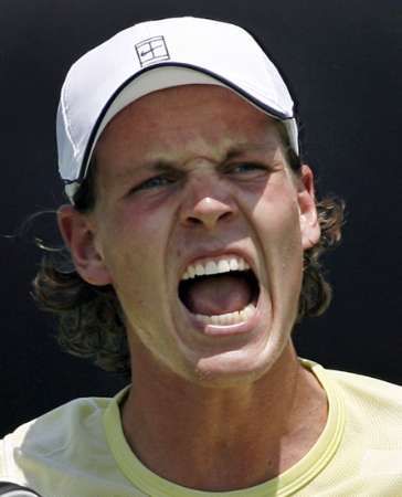 Český tenista Tomáš Berdych v zápase prvního kola Australian Open proti Korejci I Hjong-tchekovi. | Foto: Reuters