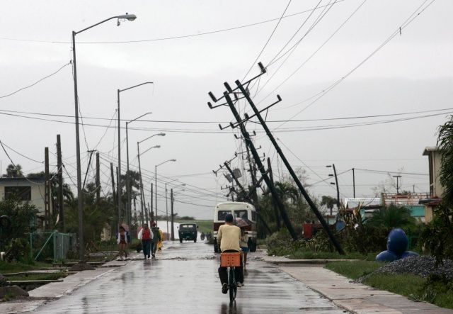 Na Kubě dosahoval vítr v hurikánu rychlosti 240 km/h. Silnice v Los Palacios | Foto: Reuters