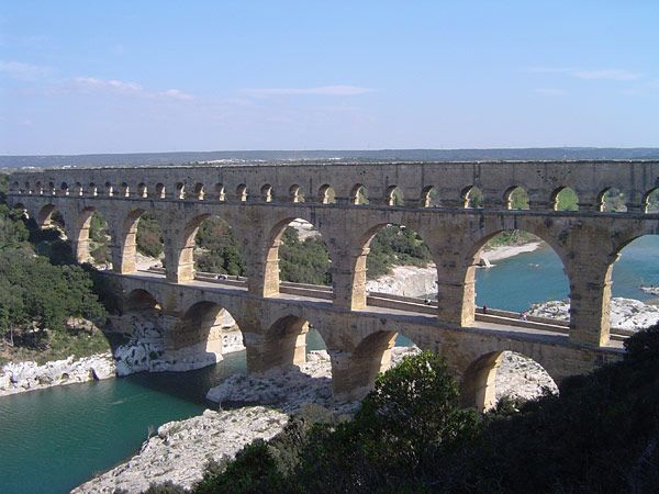 Pont du Gard. Dost možná nejstarší most v Evropě. Jedná se o akvadukt složený ze tří na sobě stojících arkád. Postavili ho staří Římané, zřejmě za vlády císaře Augusta. | Foto: Wikimedia Commons