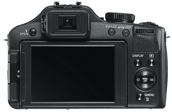 Použitý objektiv Leica DC Vario-Elmarit disponuje ohniskem v rozsahu F2,8 až 5,2. Citlivost nabízí rozsah od ISO 100 do ISO 3 200. Expoziční časy v rozmezí od 1/2000 do 60 sekund. Velikost interní paměti fotoaparátu je 70 MB s možností rozšířeni pomocí karet SD, SDHC a SDXC. Kapacita akumulátoru je 895 mAh. Na jedno nabití by mělo být možno pořídit 410 snímků. Rozměry přístoje jsou 124 x 81 x 95 mm. Hmotnost 540 g. Doporučená cena byla stanovena na 690 britských liber. | Foto: ENGADGET.COM