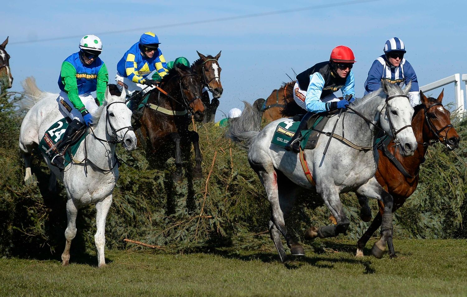 Минутка скачки. Grand National Horse Race. Grand National Aintree. Скачки Grand National. Скачки на Яках.