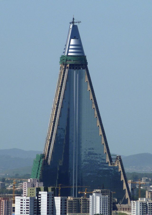 Vypadá to jako rekvizita ze Star Treku, ale je to hotel. Tato fotografie byla pořízena letos 29. srpna. | Foto: Reuters