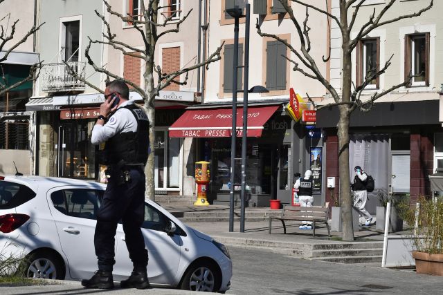 Un attaquant armé d’un couteau a tué deux personnes et en a blessé huit autres dans le sud-est de la France.