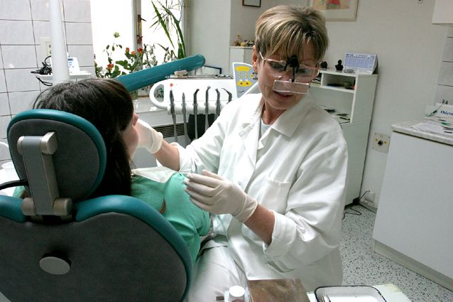 Mudr.Eva Sládková pečlivě prohlíží roentgenový snímek zubu pacientky. | Foto: Jaroslav Pikous Aktuálně.cz