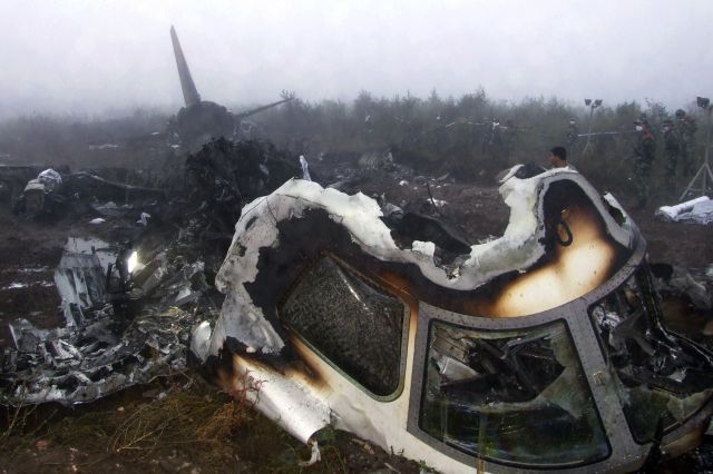 42 lidí zahynulo a 54 se zachránilo z letadla, které v úterý havarovalo na malém letišti u města I-čchun. Stroj Embraer 190 v mlze minul přistávací dráhu a vzňal se. Letoun úplně shořel, zbylo z něj jen ohořelé torzo. Jeden ze zraněných řekl agentuře Nová Čína, že při klesání letadla na přistání byla cítit značná turbulence a pak silné házení, při němž padaly z horních polic zavazadla. Vyšetřovatelé už nalezli černou skříňku, takže zřejmě budou moci objasnit, co se stalo. Jde o nejhorší letecké neštěstí v Číně za posledních šest let. | Foto: Reuters