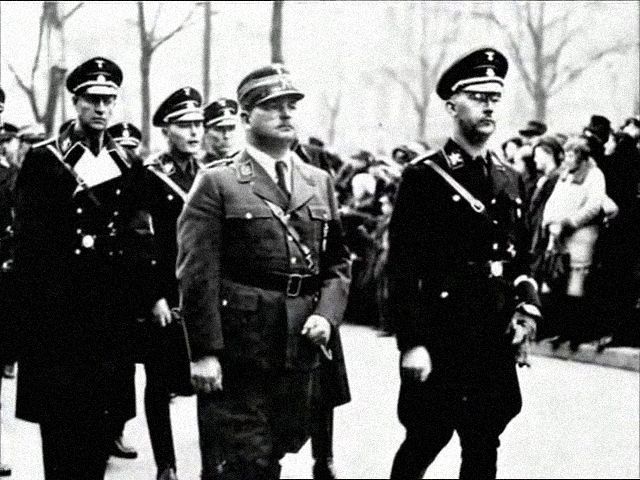 Strůjcem plánu na jeho odstranění byl zejména Heinrich Himmler (vpravo), velitel "konkurenčních" jednotek SS. | Foto: Youtube.com