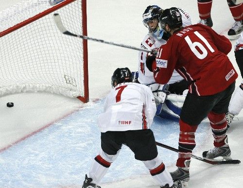 Kanaďan Rick Nash skóruje ve čtvrtfinále MS proti Švýcarům. Uprostřed brankář Jonas Hiller, vlevo Mark Streit. | Foto: Reuters