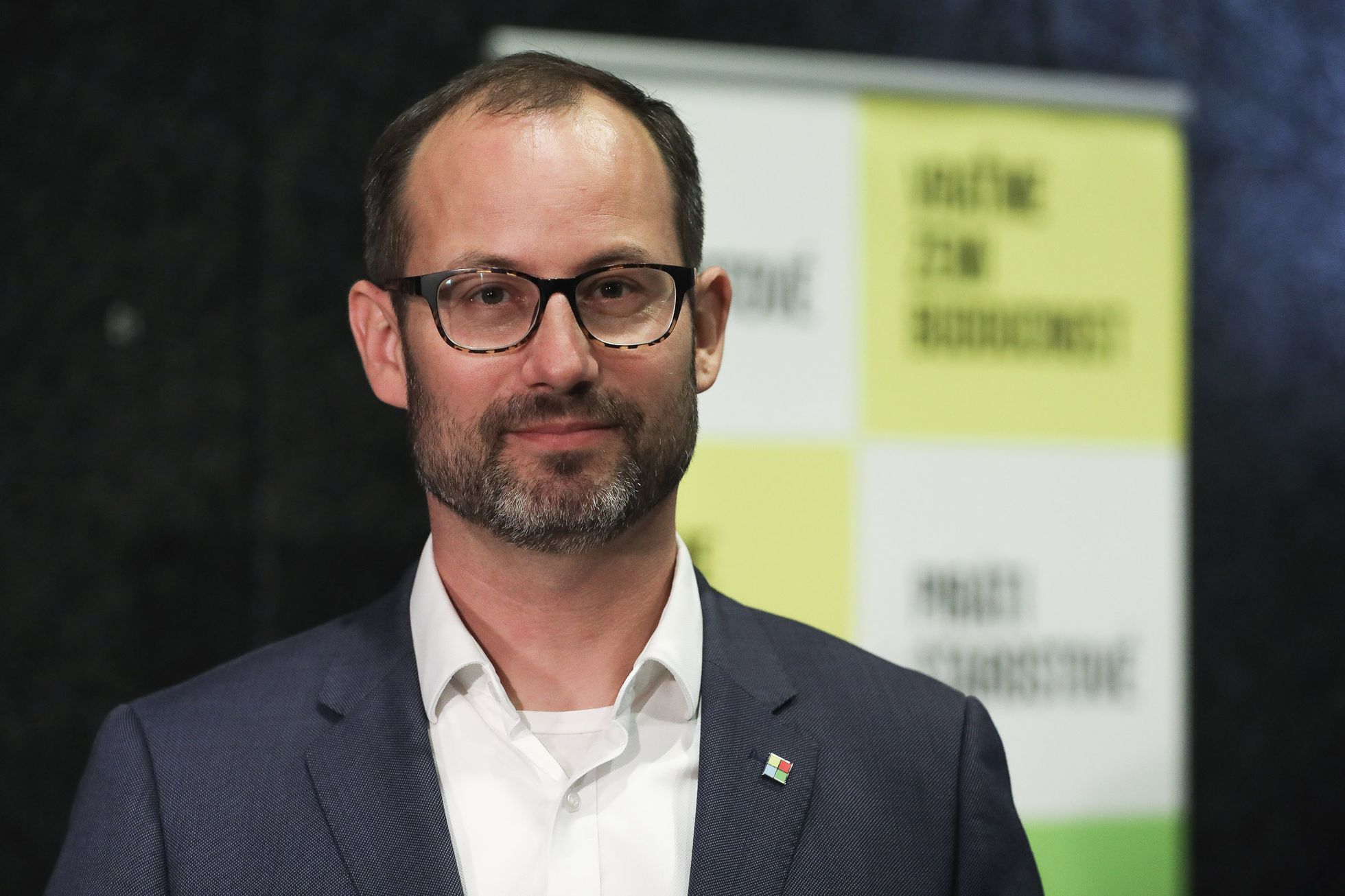 Farský může mít problém s odstoupením od mandátu, hrozí mu cesta do Česka