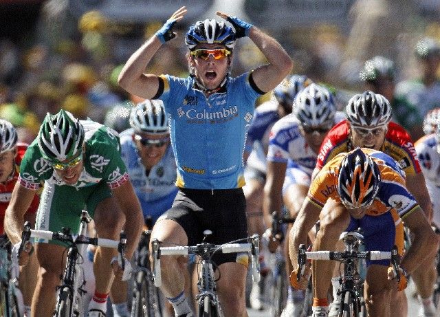 Mark Cavendish si dojel ve spurtu 5. etapy Tour de France pro svůj první triumf. | Foto: Reuters