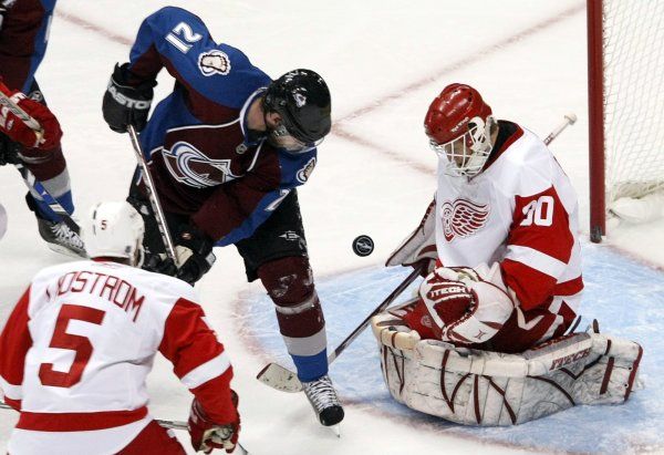 I díky detroitskému brankáři Chrisi Osgoodovi je coloradský útočník Peter Forsberg pouze svým stínem. | Foto: Reuters