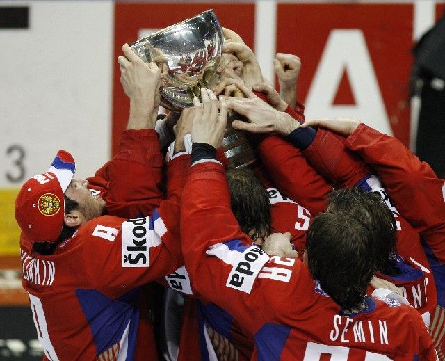 Ruští hokejisté si užívají s trofejí po finálové výhře nad Kanadou. | Foto: Reuters