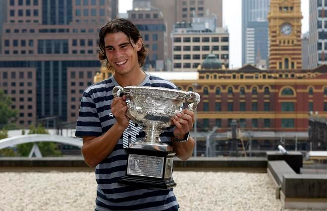 Rafael Nadal s trofejí | Foto: Reuters