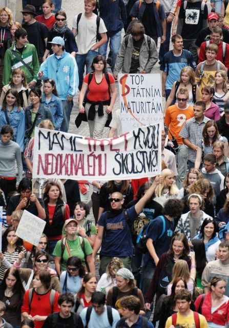 Více než deset tisíc středoškoláků se dnes na protest proti spuštění státních maturit v příštím roce vydalo na pochod Prahou. Studentů se sešlo mnohem více, než organizátoři čekali. Vznikly kvůli tomu problémy s dopravou v centru Prahy. Policie řešila i "výtržnosti". Zásah vajíčkem dostala i ministryně školství Dana Kuchtová, která studenty přijala. | Foto: Ludvík Hradilek