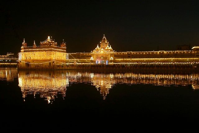 Nový rok v Amritsaru, posvátném městě indických sikhů | Foto: Reuters