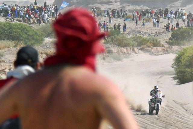 Rallye Dakar vzbudila v Jižní Americe obrovský rozruch, kolem fanoušků projíždí Chilan Francisco Lopez. | Foto: Reuters