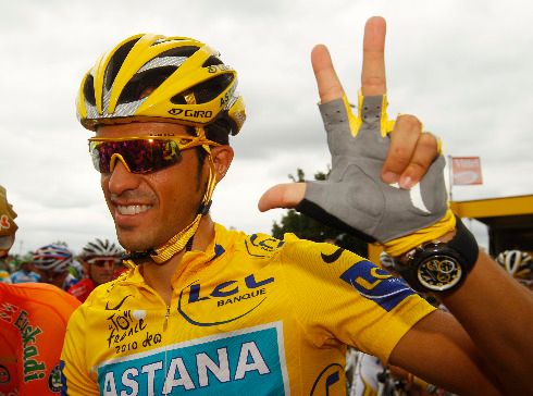 Vítěz letošní Tour de France Alberto Contador rozdával úsměvy na všechny strany. | Foto: Reuters