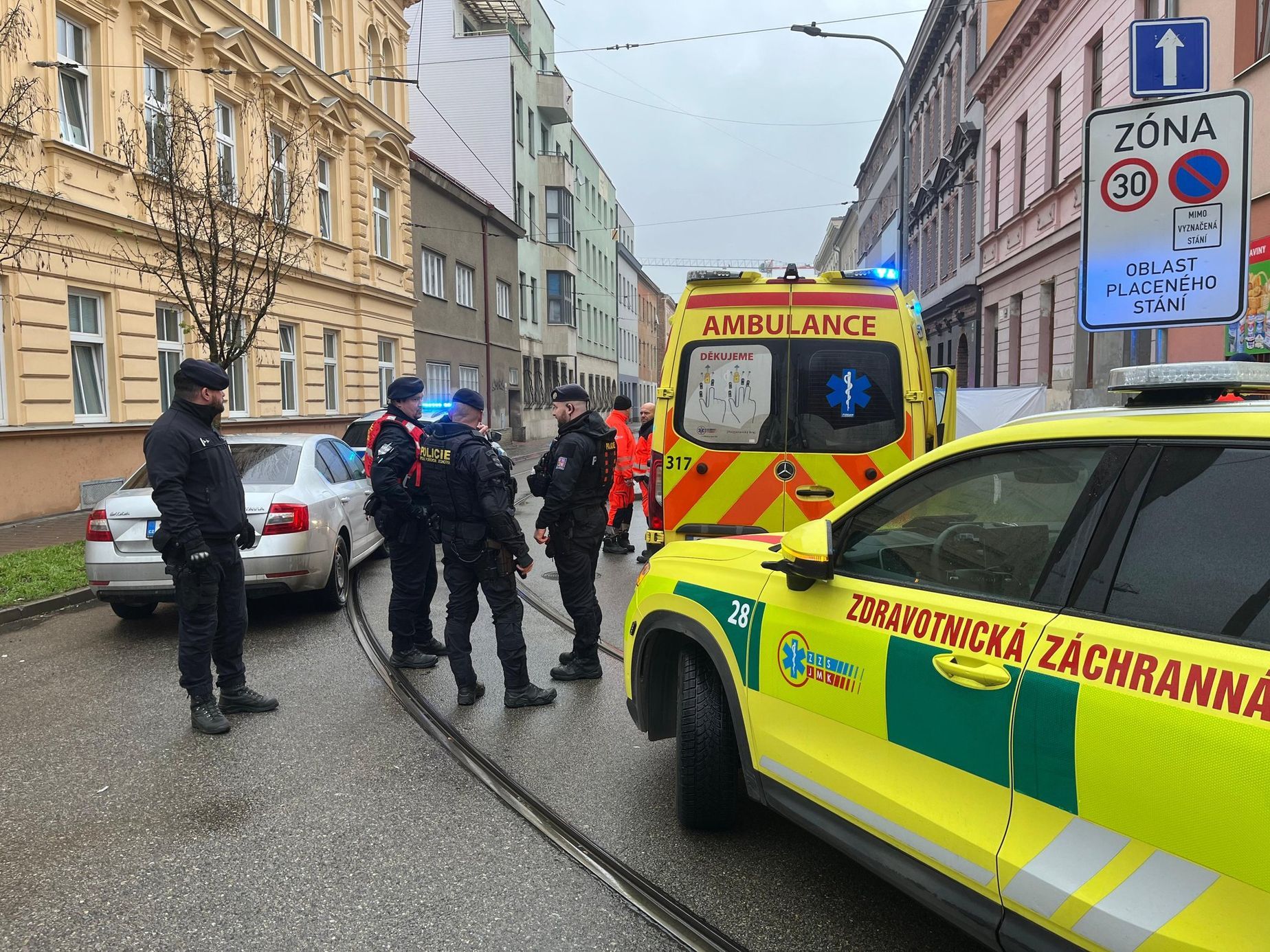 Krvavý útok na brněnské ulici. Muž pobodal svou známou, ta zemřela