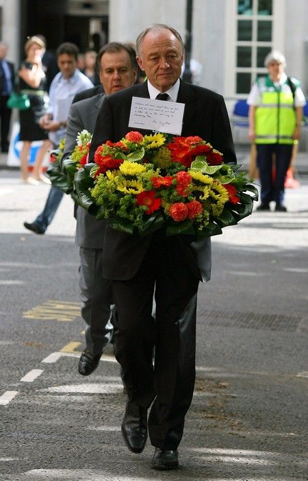 Londýnský starosta Ken Livingstone při pietním aktu na londýnském náměstí Tavistock , kde explodovala bomba v autobuse č. 30 | Foto: Reuters