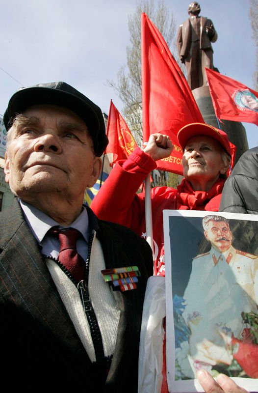 Na akci v Kyjevě nechyběly ani portréty Leninova nástupce Josifa Stalina. | Foto: Reuters