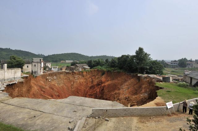 Tato díra se v čínském městě Ning-siang poblíž tamní základní školy objevila v lednu 2010. | Foto: Reuters