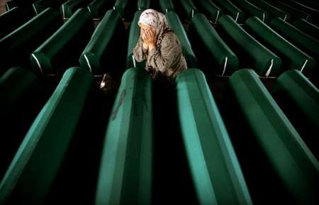 foto 2 - ČEKÁNÍ NA POHŘEB SREBRENICA (Bosna a Hercegovina) 10. července - Bosenská muslimka pláče nad rakví svého syna Muja v tovární hale v Potocari, kde čekalo 610 obětí masakru v Srebrenici na pohřeb. Ten se uskutečnil přesně 10 let poté, co srbské jednotky zmasakrovaly kolem 8000 muslimských mužů a chlapců. Jejich těla byla nalezena v 60ti masových hrobech kolem města. | Foto: Damir Sagolj