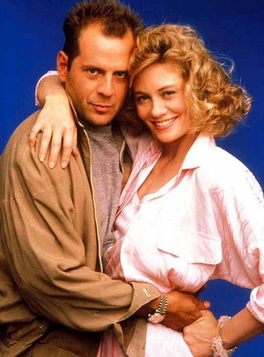 V seriálu Moonlighting to mezi Madelyn Hayes (Cybill Shepherd) a Davidem Addisonem (Bruce Willis) jiskřilo. Ve skutečnosti to bylo zrovna tak. K románku nakonec ale kvůli společné práci nedošlo. | Foto: American Broadcasting Company (ABC)