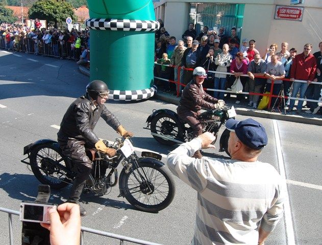 První se na start postavily motocykly | Foto: Radek Pecák