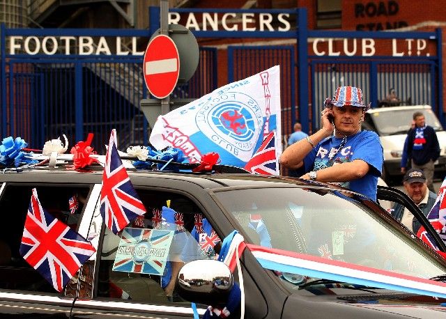 Fanousci Glasgow Rangers vyrážejí na finále Poháru UEFA do Manchesteru, kde se utkají o titul se Zenitem Petrohrad. | Foto: Reuters