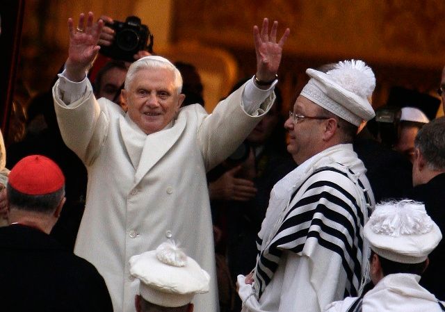 Benedikt XVI. při své návstěvě v největší římské synagoze, 17. ledna 2010. | Foto: Reuters