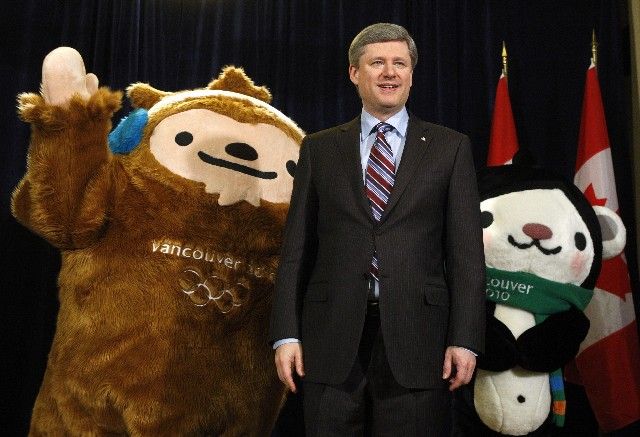 Kanadský premiér Stephen Harper (uprostřed) s olympijskými maskoty Quatchim (vlevo) a Migou na půdě kanadského parlamentu. | Foto: Reuters