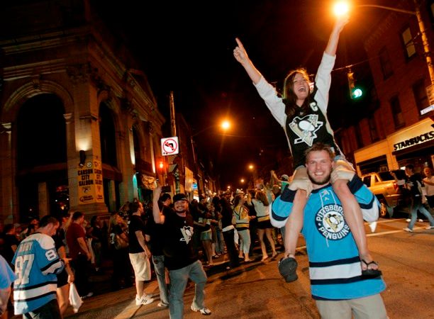 Fanoušci Pittsburghu slaví Stanley Cup v ulicích města. | Foto: Václav Rojík