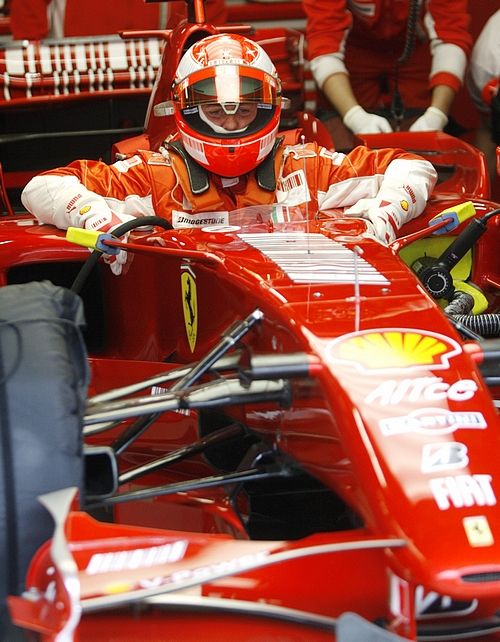 Sedminásobný mistr světa Michael Schumacher usedá v Barceloně před testem do monopostu Ferrari. Do kokpitu formule jedna se vrátil po roce, na konci minulé sezony ohlásil konec závodní kariéry. | Foto: Reuters