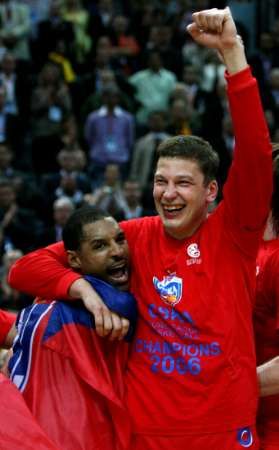 David Vanterpool (vlevo) z CSKA a Sergej Panov slaví vítězství v Euroleague Final Four 2006 v Praze | Foto: Reuters