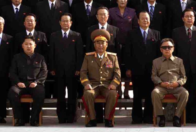 Severní Korea je považována za poslední stalinistickou diktaturu na světě. Pozvolna se přeměňuje v monarchii. Prvního vůdce Kim Ir-sena zastoupil v roce 1994 jeho syn Kim Čong-il. Kim Čong-un je tak pokračovatelem "rodinné tradice." Je vnukem Kim Ir-sena. | Foto: Reuters