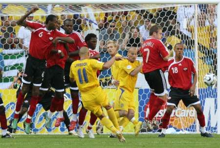 Švédský útočník Henrik Larsson při přímém volném kopu z hranice šestnáctky při utkání MS skupiny B Švédsko - Trinidad a Tobago. | Foto: Reuters