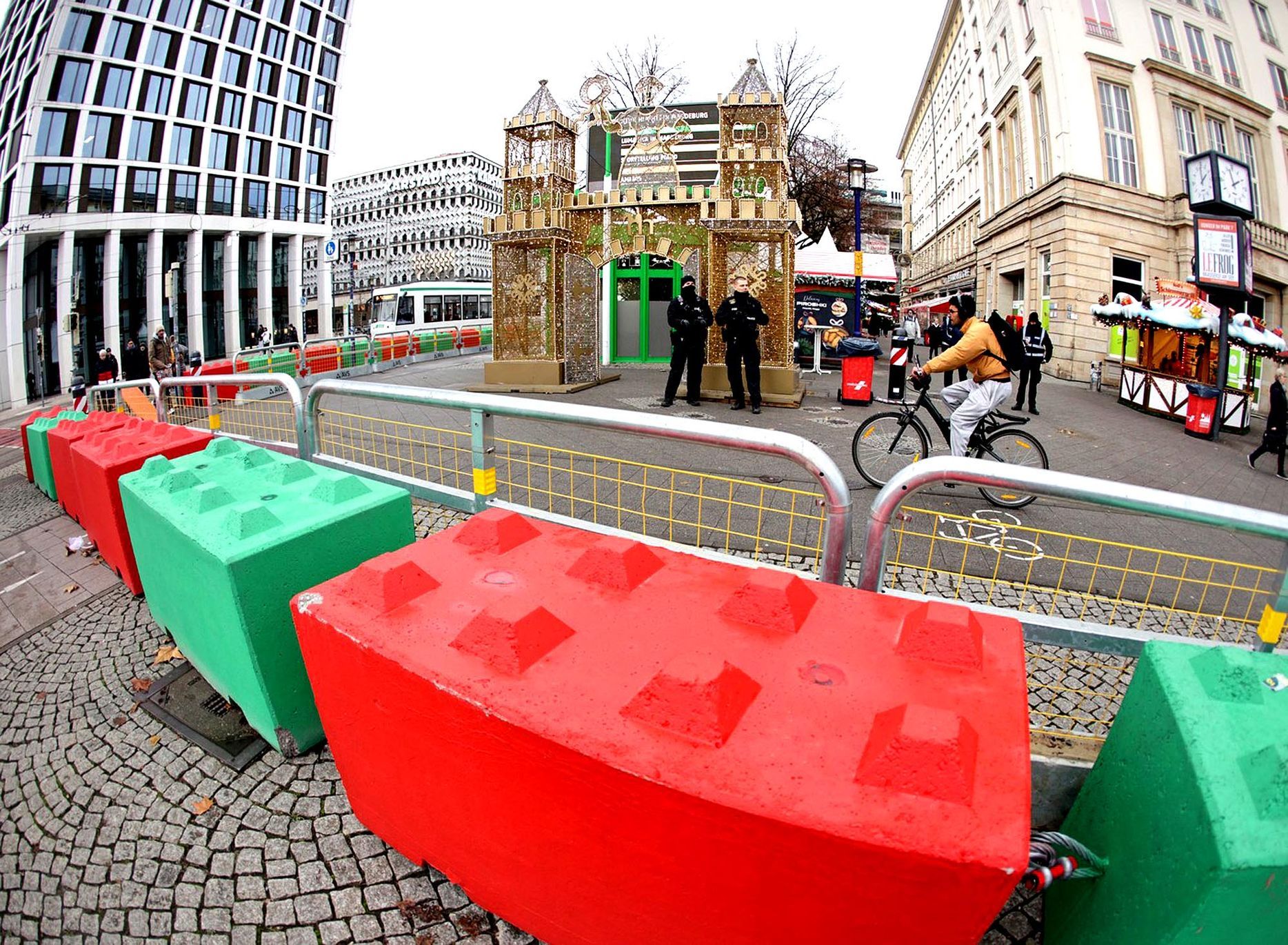 Po šesti mrtvých stovky tisíc eur. Cena za bezpečné Vánoce v Německu