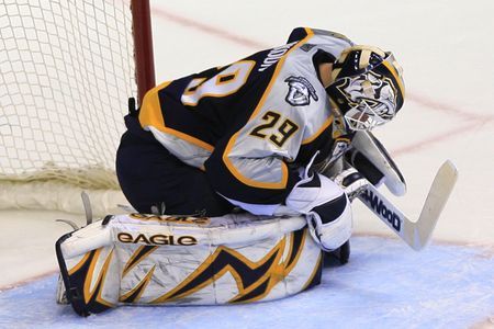 Tomáš Vokoun při zákroku během 5. utkání 1. kola play off NHL. | Foto: Reuters