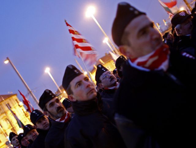 Maďarší gardisté na protiromské demonstraci v Budapešti. | Foto: Reuters