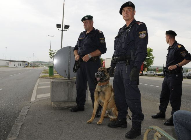 Kvůli Euru totiž Rakušané znovu zavedli pasové kontroly. Schengen neschengen. | Foto: Attila Racek