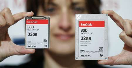 I takto velký může být hard disk s kapacitou 32 giga. Jde o flash hard disky, které by měly nahradit ty klasické. | Foto: Reuters