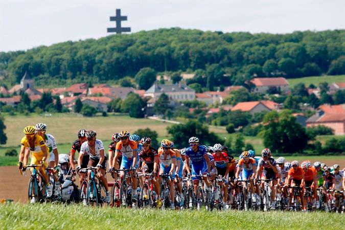 Peloton na dvanácté etapě Tour de France | Foto: Reuters