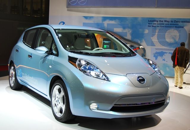 Nissan Leaf, který je v modernizované verzi na českém trhu od loňského podzimu, může splňovat parametry kladené na rodinný vůz. Ovšem jen při kratších cestách. Dojezd je totiž necelých 200 kilometrů, maximální rychlost 144 kilometrů v hodině. A cena? 715 300 korun. | Foto: Radek Pecák