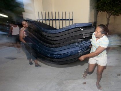 Ženy v mexickém Tulumu připravují vše na příchod hurikán Dean. Provizorní útočiště najdou postižení ve školní tělocvičně. | Foto: Reuters