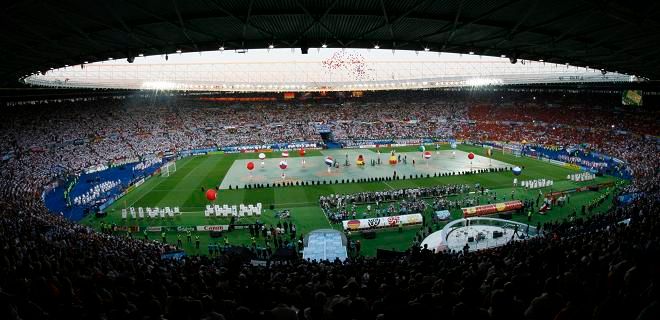 Stadion Ernsta Happela při závěrečném ceremoniálu | Foto: Reuters