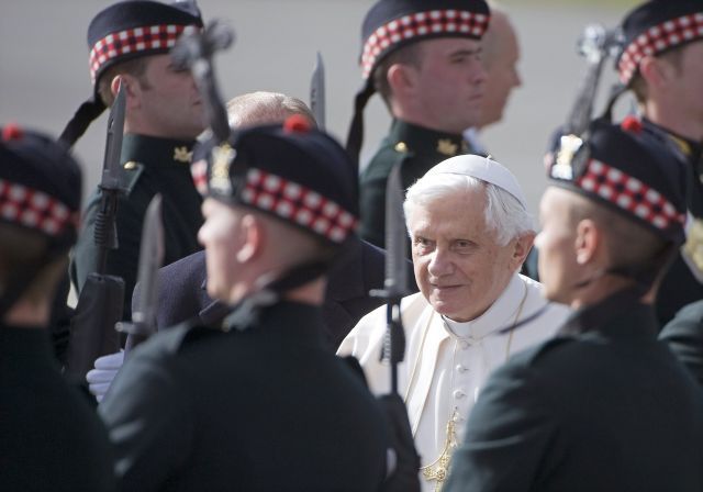 Papež po čtvrtečním příletu na edinburghském letišti. | Foto: Reuters