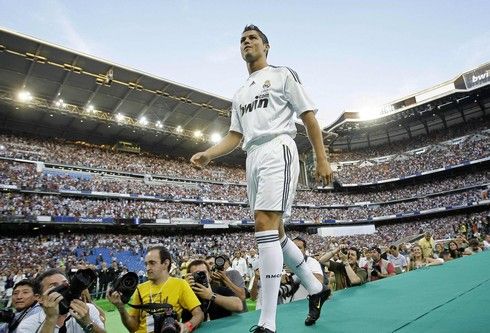 Cristiano Ronaldo se představen fanouškům při úvodním ceremoniálu | Foto: Sport