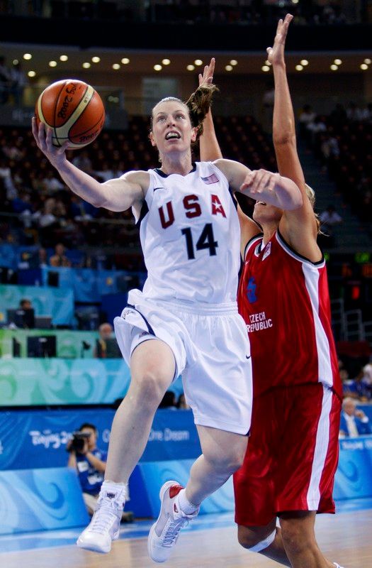 Katie Smithová přeskakuje Ivanu Večeřovou v prvním utkání obou týmů na olympiádě. | Foto: Reuters